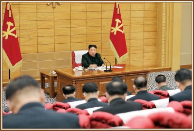 Уважаемый Ким Чен Ын руководит совещанием Политбюро ЦК ТПК. 14 мая 111 года чучхе (2022).
Совещание интенсивно обсудило вопрос о немедленной поставке срочно «распечатанного» резерва медикаментов в соответствии с требованиями МЧПС.
Лидер страны отметил, что он, полный решимости всегда делить свою судьбу с родным народом и сердечного пожелания всем семьям страны снова жить в спокойствии и улыбке, передает в партком штаб-квартиры аппарата ЦК подготовленные его семьей медикаменты повседневного потребления. Он предложил послать их тем семьям, которые испытывают большую трудность в жизни и быту.