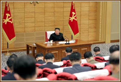 Уважаемый Ким Чен Ын руководит очередным совещанием Политбюро ЦК ТПК. 15 мая 111 года чучхе (2022).
Совещание издало специальный приказ ЦВК ТПК: направить в Пхеньян могучие силы военно-медицинской службы Народной Армии для немедленного налаживания дела снабжения медикаментами в городе.