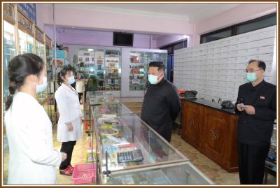 Сразу же после окончания совещания Политбюро ЦК партии уважаемый Ким Чен Ын в аптеках Пхеньяна сам ознакомляется с состоянием поставки жителям медикаментов. 15 мая 111 года чучхе (2022).