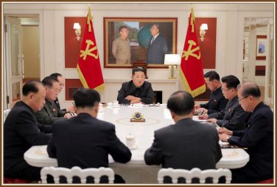 Уважаемый Ким Чен Ын руководит работой заседания Президиума Политбюро ЦК ТПК. 17 мая 111 года чучхе (2022).
Заседание, проанализировав нынешнюю кризисную ситуацию в противоэпидемической работе, изучило и обсудило очередные вопросы по проведению противоэпидемической политики, а также направления исполнения партийной и государственной политики в условиях МЧПС.