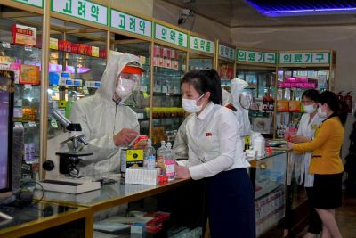 Бойцы военно-медицинской службы КНА круглосуточно снабжали жителей медикаментами.