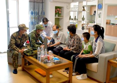 Бойцы военно-медицинской службы КНА проявляли на месте сердечную заботу о лечении больных.