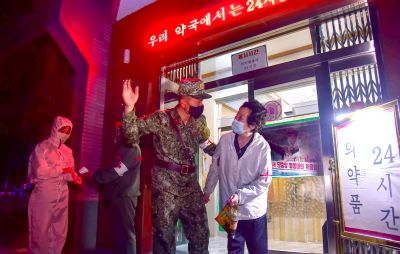 Каждый день большой войны против эпидемии еще более укрепились кровные узы между армией и народом.