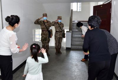 Каждый день большой войны против эпидемии еще более укрепились кровные узы между армией и народом.