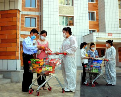 В дни блокады разные бригады мобильного обслуживания создавали жителям удобства в жизни.