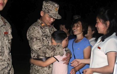 С теплотой души жители провожают бойцов военно-медицинской службы, победителей большой чрезвычайной войны против эпидемии.