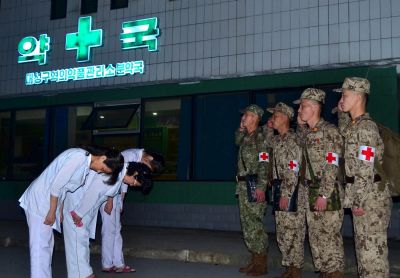 С теплотой души жители провожают бойцов военно-медицинской службы, победителей большой чрезвычайной войны против эпидемии.