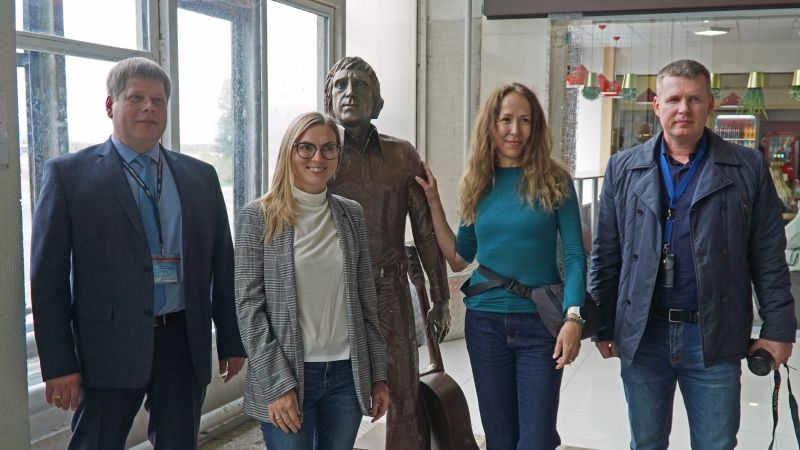 В аэропорту Магадана торжественно открыли скульптуру Владимира Высоцкого