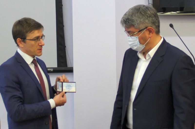 Председатель Избирательной комиссии Республики Бурятия Акчурин А.Р. вручил удостоверение избранного главы Республики Бурятия Цыденову А.С.