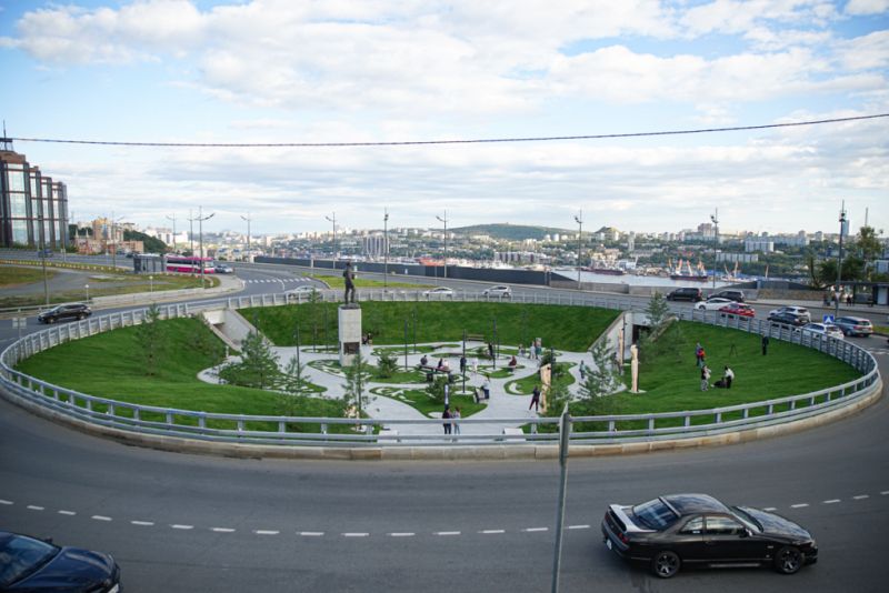 Памятник Владимиру Арсеньеву открыли во Владивостоке