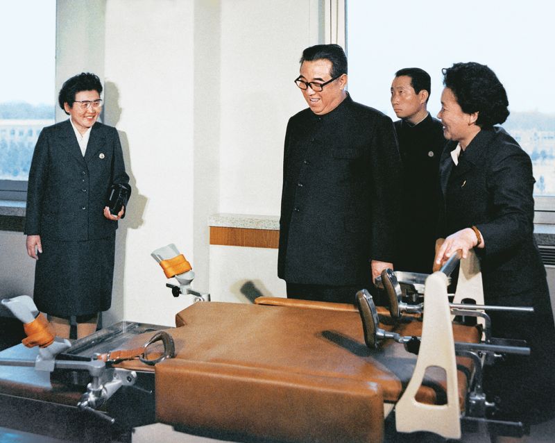 Великий Ким Ир Сен руководит на месте работой Пхеньянского родильного дома. Март 69 г. чучхе (1980).