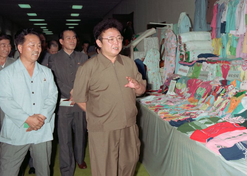 Великий Ким Чен Ир осматривает Выставку изделий легкой промышленности в г. Пхеньяне. Август 73 г. чучхе (1984).