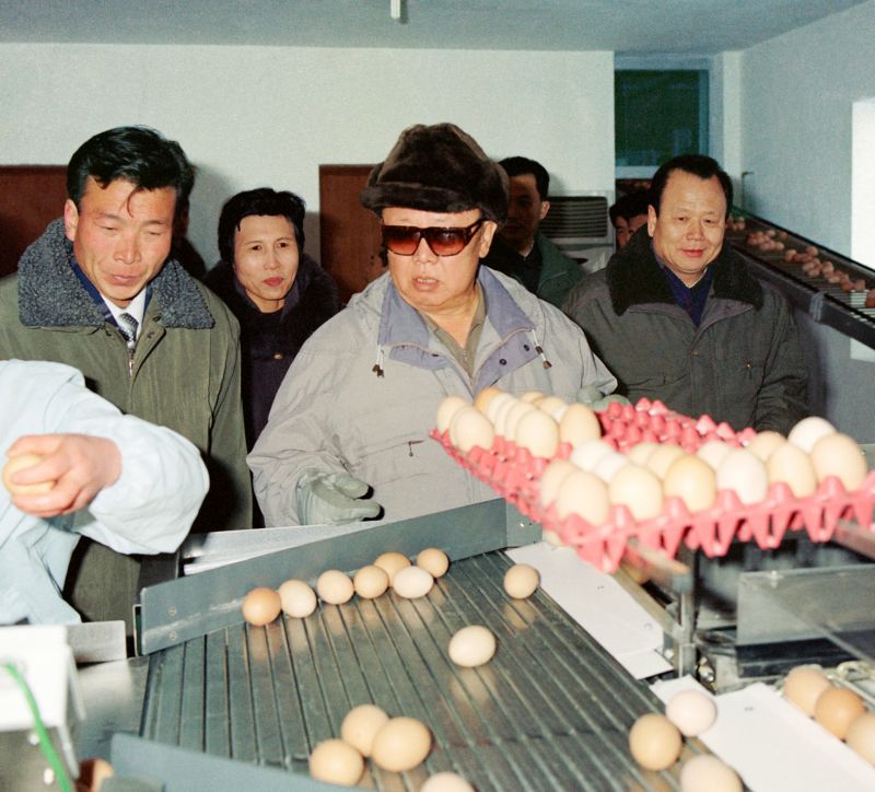 Великий Ким Чен Ир руководит на месте работой куроводческой фабрики. Февраль 95 г. чучхе (2006).