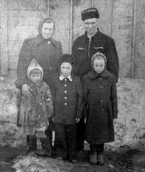 Егоровы-1959 г. (Слева-напрово дети: Галя, Валера, Лида; муж Анатолий) (нажмите, чтобы увеличить)