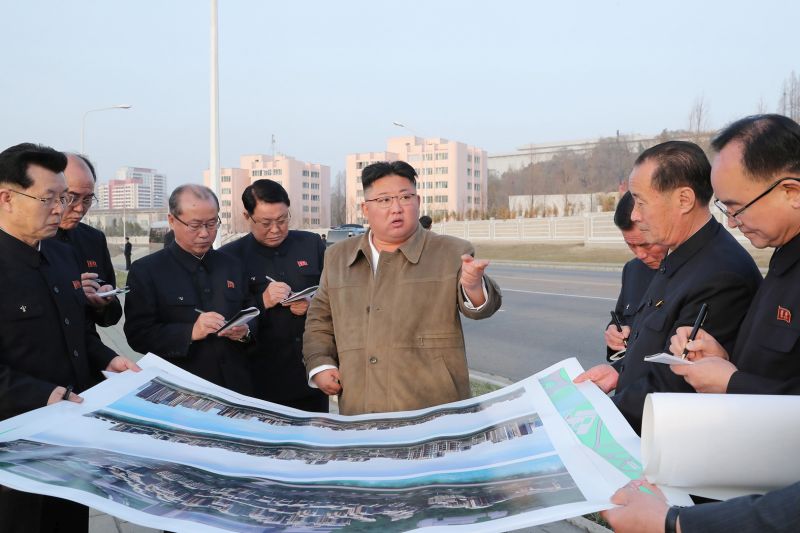 Уважаемый Ким Чен Ын на стройке террасного жилого сектора набережной реки Потхон. Март 110 г. чучхе (2021).
