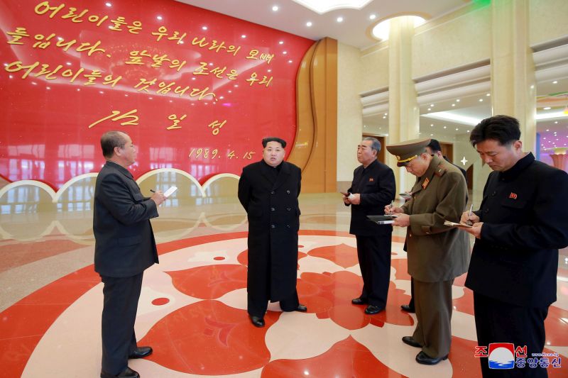 Уважаемый Ким Чен Ын осматривает реконструированный
Мангендэский дворец школьников. Ноябрь 104 г. чучхе
(2015).