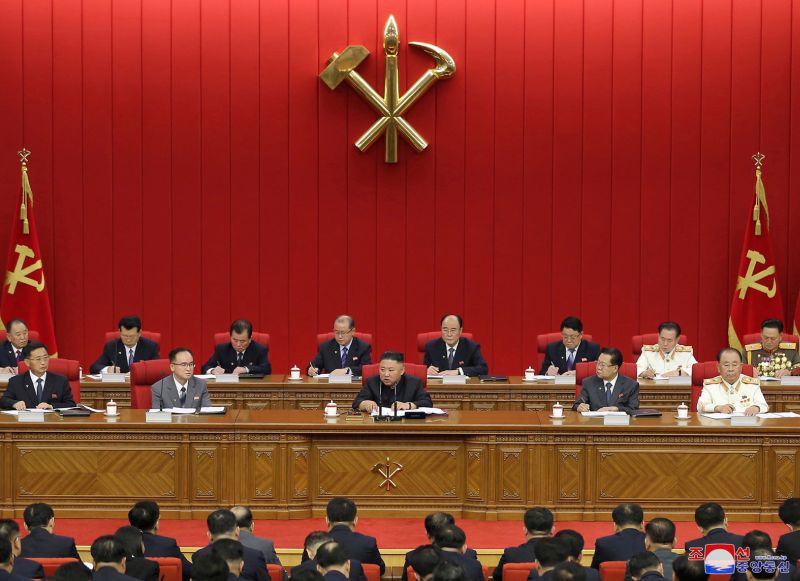 Уважаемый Ким Чен Ын руководит работой III Пленума
ЦК ТПК восьмого созыва. Июнь 110 г. чучхе (2021). На Пленуме был обсужден вопрос о возведении в ранг
политики ТПК снабжение за счет государства всех детей
страны молочными и другими питательными продуктами.