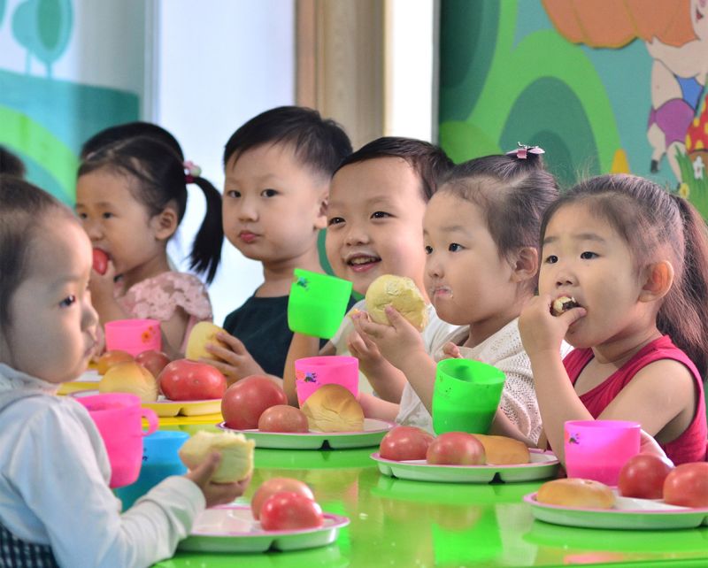 Благодаря политике партии в области воспитания детей они регулярно получают молочные продукты.