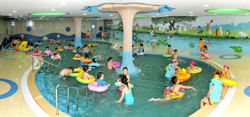 Игра детей в воде.