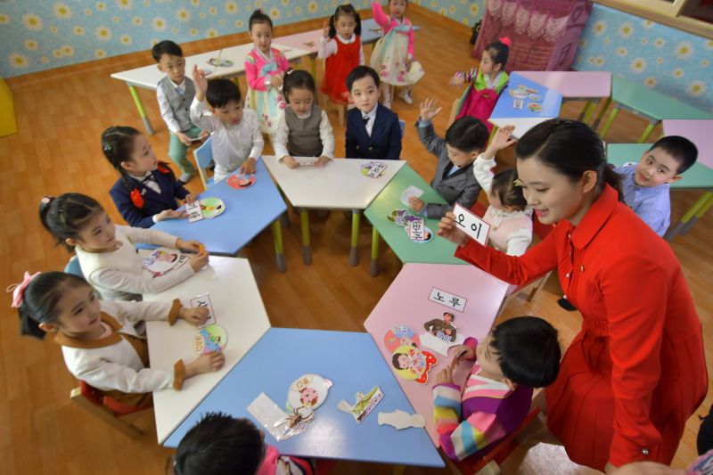 Дети учатся родному языку.