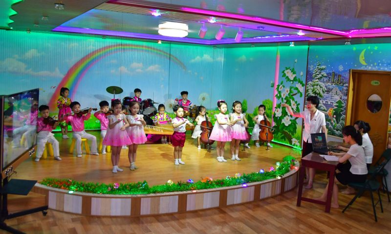 Дети развивают свой художественный талант. (Кучжеский
детсад г. Хэчжу).