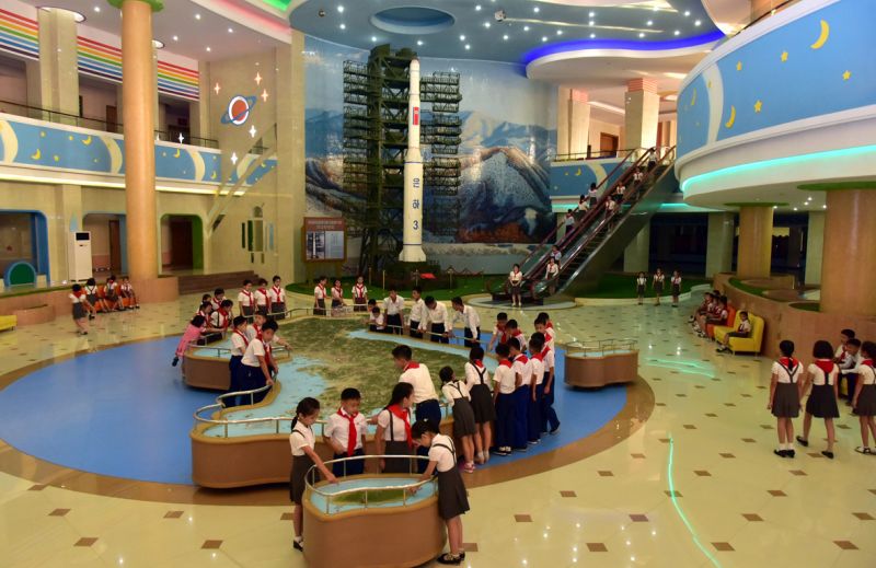 Холл «Наука» Мангендэского дворца школьников.