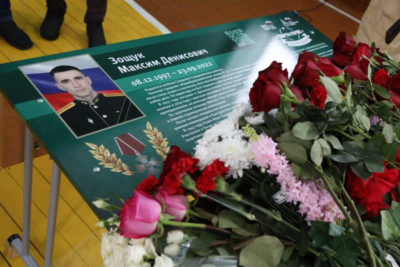 «Парты Героев» устанавливают в честь земляков, погибших в ходе СВО