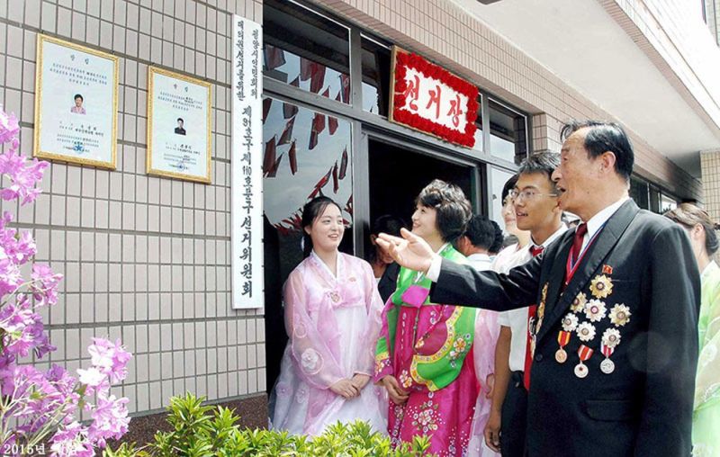 Трудящиеся участвуют в выборах депутатов. Все граждане, достигшие 17 лет, пользуются правом избирать и быть избранными