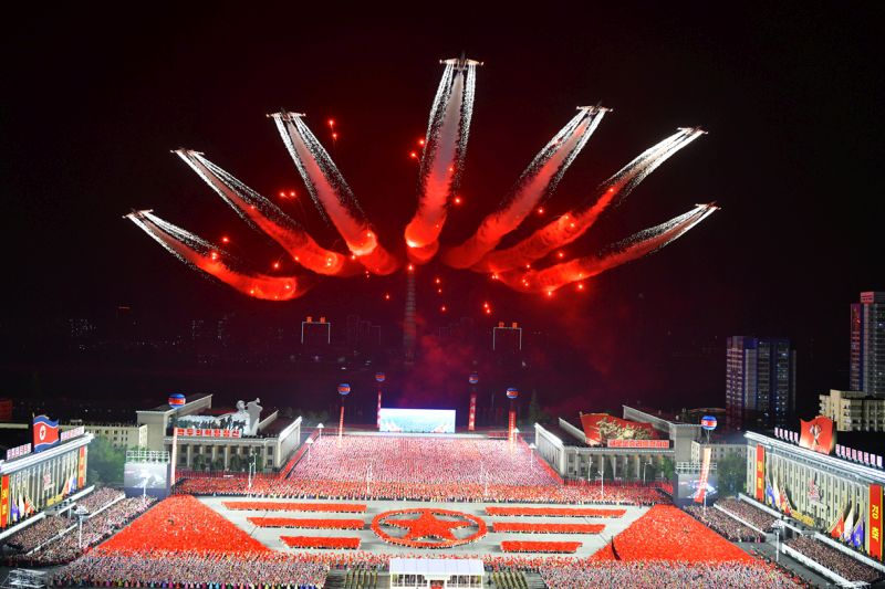 Колонна самолетов над Площадью.