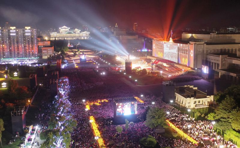 Торжественные мероприятия в честь 74-летия основания КНДР послужили знаменательным политическим фестивалем, продемонстрировавшим твердую волю всех воинов, всего народа, полных решимости открыть новую эпоху могучего государства под руководством великой партии.