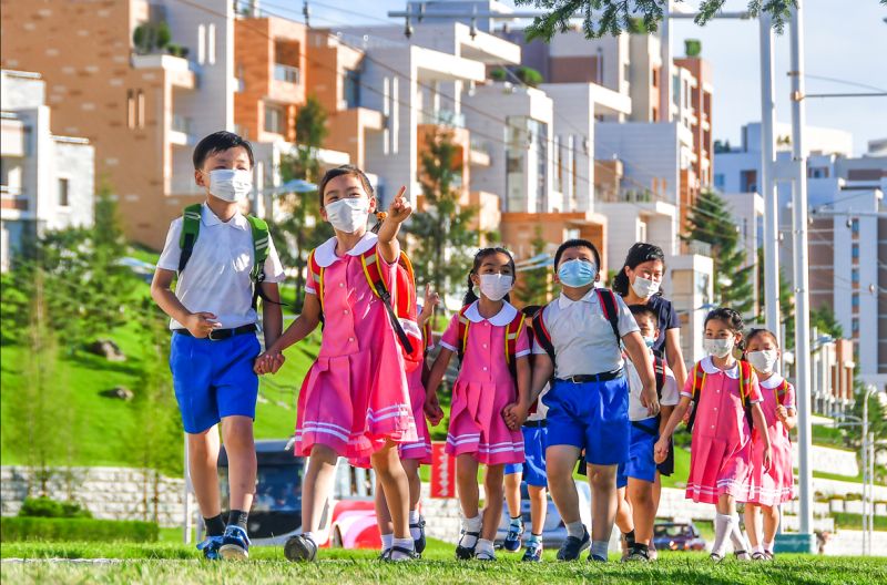 За счет государства снабжали новичков всех начальных и средних школ, даже вузов в стране школьной формой, обувью, ранцами, учебными принадлежностями.