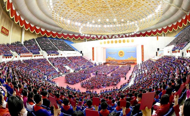 Делегаты IX съезда Детского союза Кореи принимают решение по укреплению и развитию организаций Детского союза.