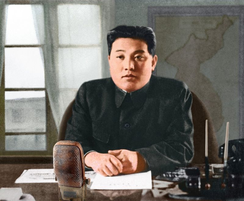 Ким Ир Сен выступает по радио перед корейским народом с речью «Все силы на победу в войне». Июнь 39 г. чучхе (1950).