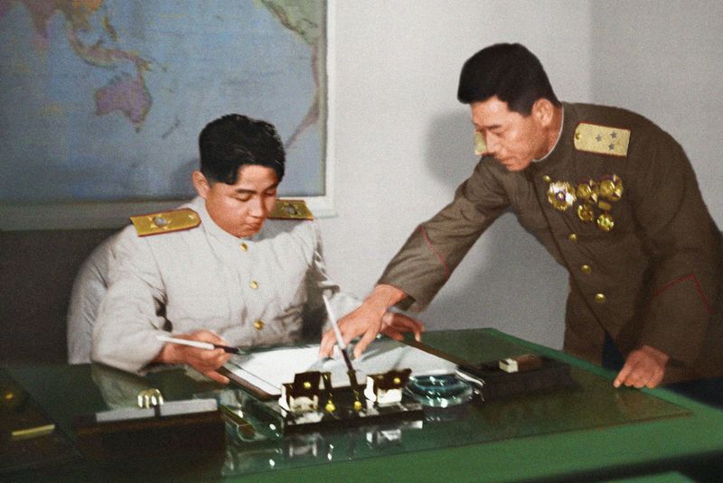 Ким Ир Сен проверяет и утверждает документ Соглашения о перемирии. Июль 42 г. чучхе (1953).