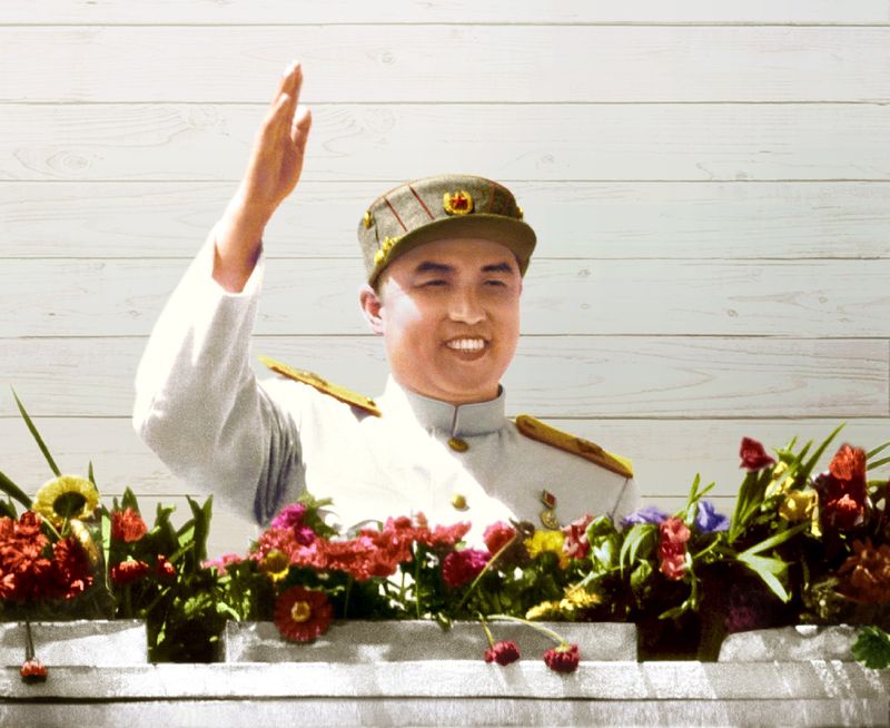 Ким Ир Сен отвечает на горячее приветствие офицеров и солдат героической КНА, победивших в Отечественной освободительной войне. Август 42 г. чучхе (1953).