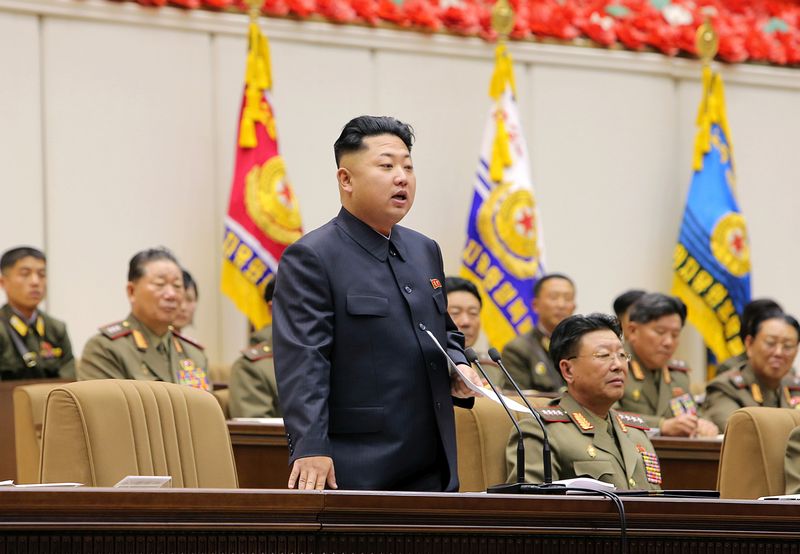 Ким Чен Ын вместе с воинами. Май 102 г. чучхе (2013).