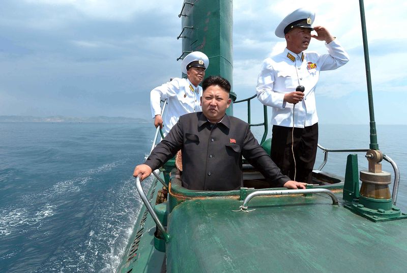 Ким Чен Ын руководит на месте маневрами по практическим действиям моряков. Июнь 103 г. чучхе (2014).