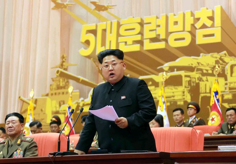 Ким Чен Ын руководит работой V слета военнослужащих КНА, ведающих делом военной подготовки. Апрель 104 г. чучхе (2015).