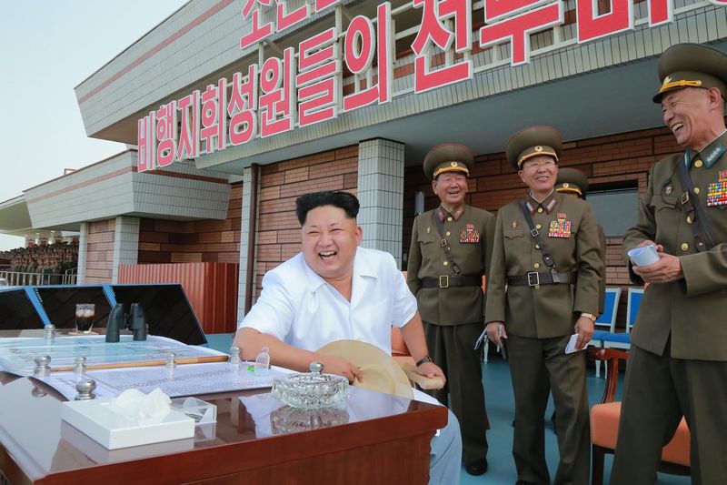 Ким Чен Ын руководит на месте «Соревнованиями по боевому пилотажу командиров ВВПВС КНА - 2015». Июль 104 г. чучхе (2015).