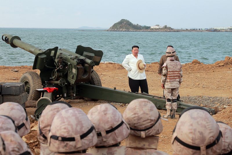 Ким Чен Ын руководит учениями фронтовых дальнобойных артиллерийских подразделений КНА по нанесению огневого удара. Октябрь 111 г. чучхе (2022).
