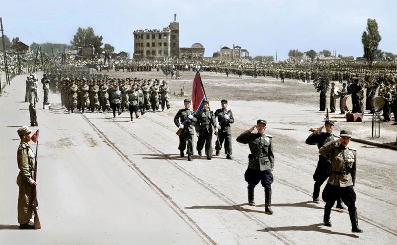 Народноармейцы, победившие империалистов США, с гордостью победителя проходят через парадную площадь. Август 42 г. чучхе (1953).