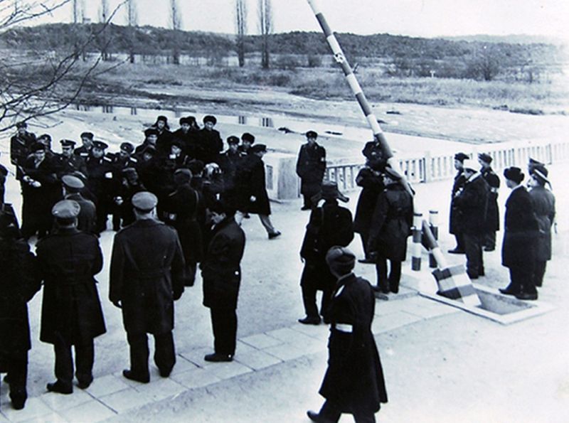 Члены экипажа корабля «Пуэбло» изгоняются за пределы КНДР.