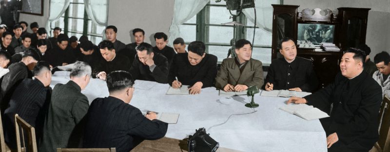 Ким Ир Сен на совещании руководящих работников и передовых рабочих Кансонского сталелитейного завода. Декабрь 45 г. чучхе (1956).