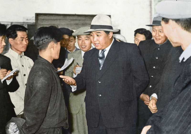 Ким Ир Сен беседует с рабочим Тэанского электромеханического
завода. Октябрь 47 г. чучхе (1958).