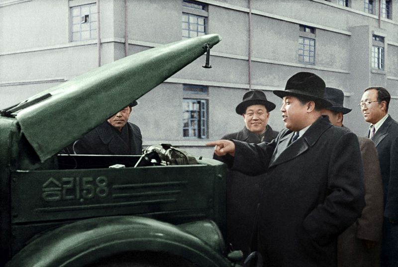 Ким Ир Сен смотрит первый грузовик «Сынри-58», сделанный
рабочим коллективом. Ноябрь 47 г. чучхе (1958).