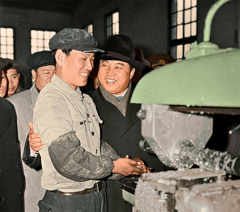 Ким Ир Сен беседует с рабочим Рёнсонского
машиностроительного завода. Март 48 г. чучхе (1959).
