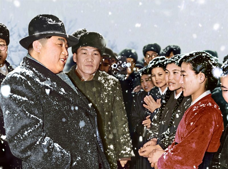 Ким Ир Сен на встрече с работницами Чхончжинского
сталелитейного завода. Март 48 г. чучхе (1959).