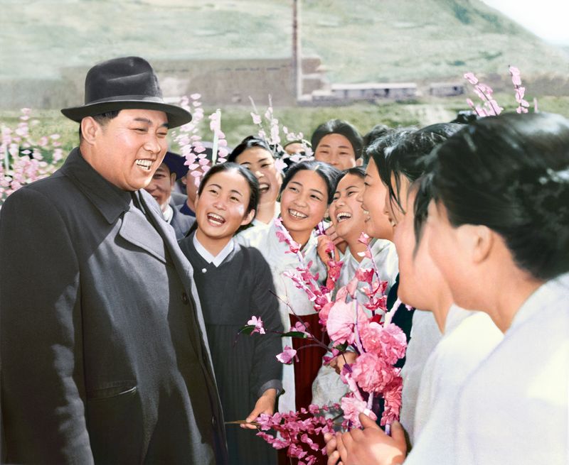 Ким Ир Сен вместе с работницами Комдокского рудника. Апрель
50 г. чучхе (1961).