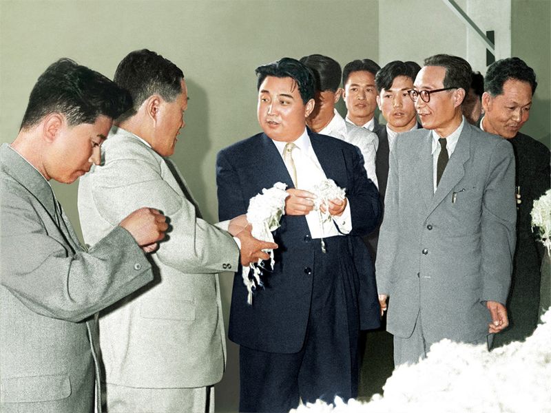 Ким Ир Сен смотрит виналоновую вату. Октябрь 50 г. чучхе (1961).