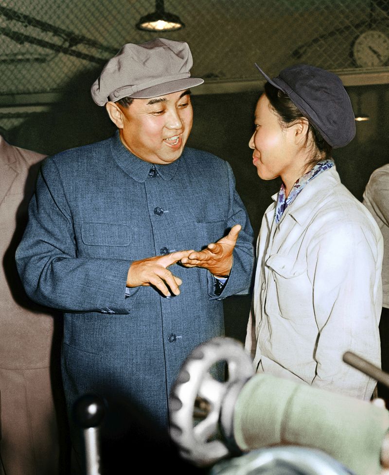 Ким Ир Сен на встрече с девушкой-токарем Хичхонского
станкостроительного завода. Апрель 53 г. чучхе (1964).